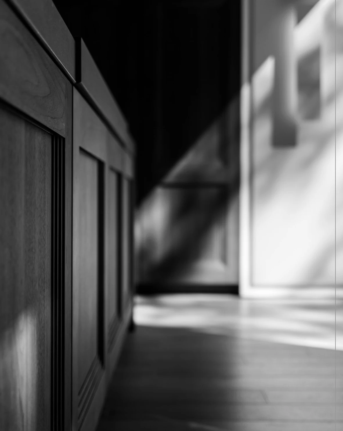 Detalle de carpintería en madera con luz rasante