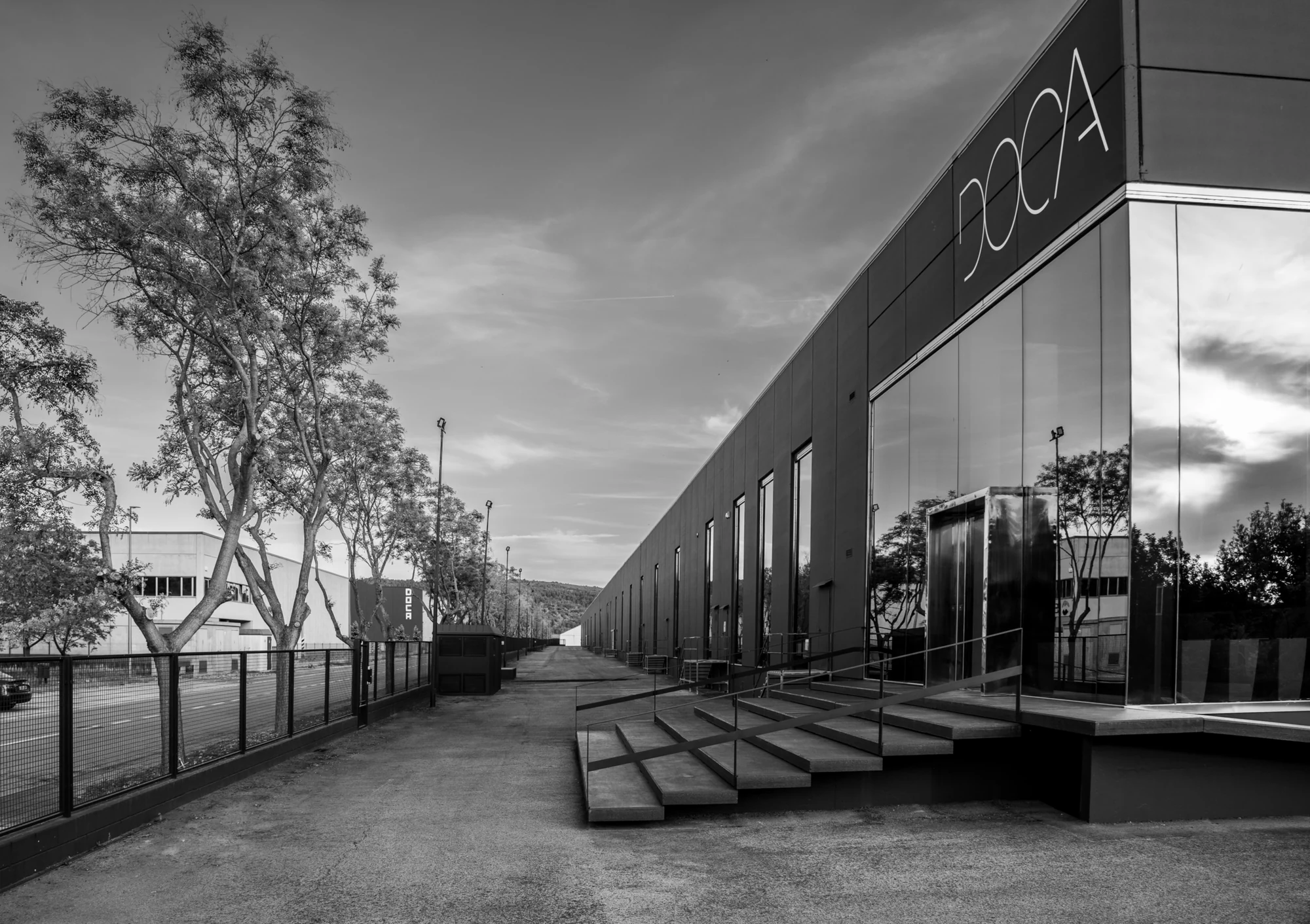Exterior de la fábrica de DOCA en España